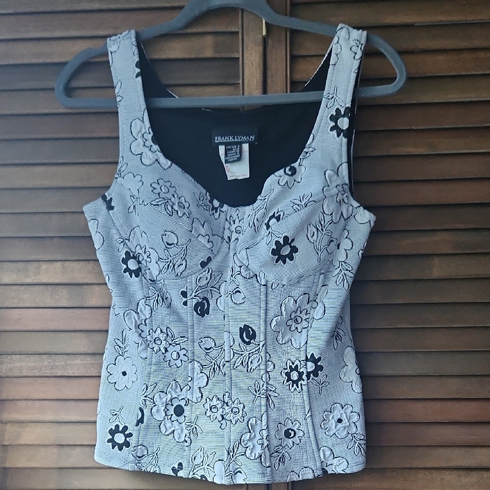 Frank Lyman Design Top Black & White Flower Print Quiet Luxury Feminine Fitted